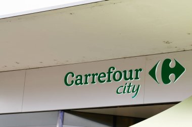 Bordeaux, Aquitaine France - 11 05 2021: Carrefour City logo metni ve Marka Markası Fransız süpermarket şehir merkezi