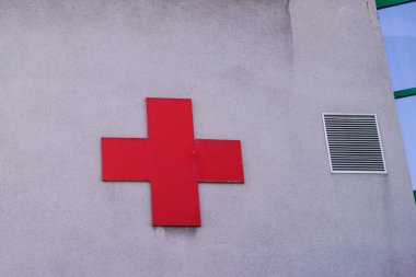 Bordeaux, Aquitaine France - 11 11 11 2021: la croix-ruge francaise logosu ve ön cephe binasında kırmızı haç işareti