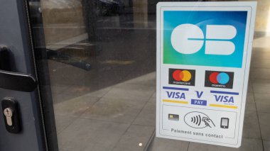 Bordeaux, Aquitaine France - 11 11 11 2021: CB ana kart vizesi üstadı elektron ödeme işareti metni ve mağaza önünde gösterilen kredi kartlarının marka logosu