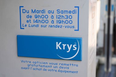 Bordeaux, Aquitaine France - 11 11 11 2021: Krys optik mavi logo işareti gözlükçü dükkânı tıbbi mağaza markası
