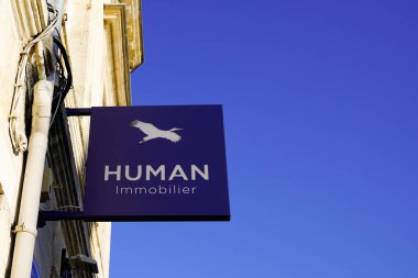 Bordeaux, Aquitaine France - 11 11 11 2021: Fransa 'da insan hareketsiz hale getirici işareti mavi metin markası emlak mağazası broker ofisi