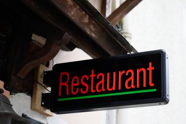 Caddedeki kafeterya cephesindeki restoran mesajı tabelası.