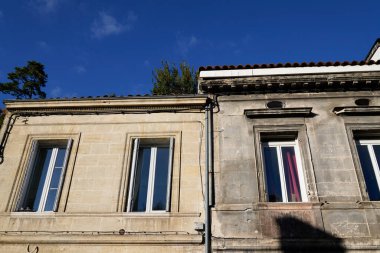 Yüz gerdirme ameliyatından önce ve sonra yüz gerdirme ameliyatından sonra, temiz, duvar temizleme, bina cephesi ve kirli bir yüz gerdirme...