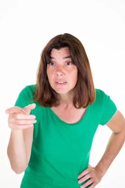 Kızgın Kadın Beyaz Arka Planda Parmakla Işaret Ederek Duruyor — Stok fotoğraf
