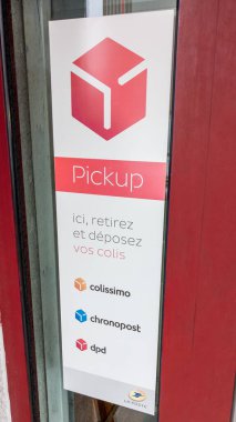 Montpellier, okült Fransa - 120 2021: DPD logo işareti ve Colissimo chronopost la poste French parsel dağıtım şirketinin marka metni