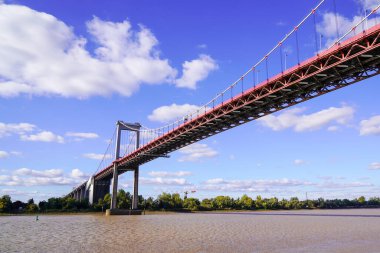 Pont d 'Aquitaine köprüsü Fransa Bordeaux şehrinin kuzeybatısındaki Garonne nehri üzerindeki büyük asma köprü.