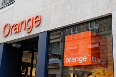 Bordeaux, Aquitaine France - 11 11 11 2021: Orange mağaza logosu ve Fransız telekomünikasyon şirketinin marka metin imzası