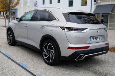 Montpellier, okült Fransa - 120 2021: DS Crossback 7 e-zamanlı elektrikli araba sokağa park edildi