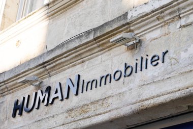 Bordeaux, Aquitaine France - 11 11 11 2021: İnsan hareketsiz hale getirici işareti ve metin logosu Fransız emlak mağazası broker ofisi