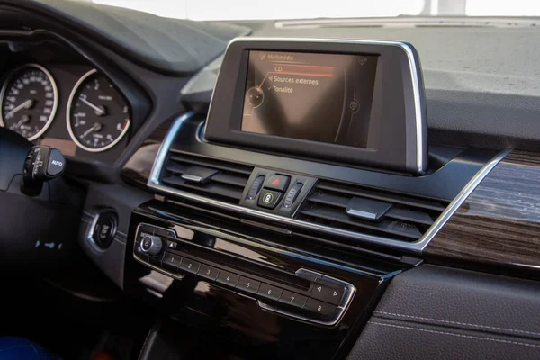 Burdeos Aquitania Francia 2021 Peugeot Coche Cockpit Salpicadero Interior Tablet —  Fotos de Stock