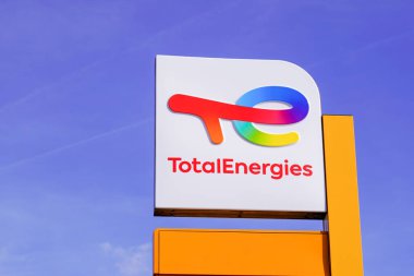 Bordeaux, Aquitaine France - 11 11 11 2021: Totalenergies marka metin şirketi logosu Toplam Enerji Benzin İstasyonu mağazası imzası
