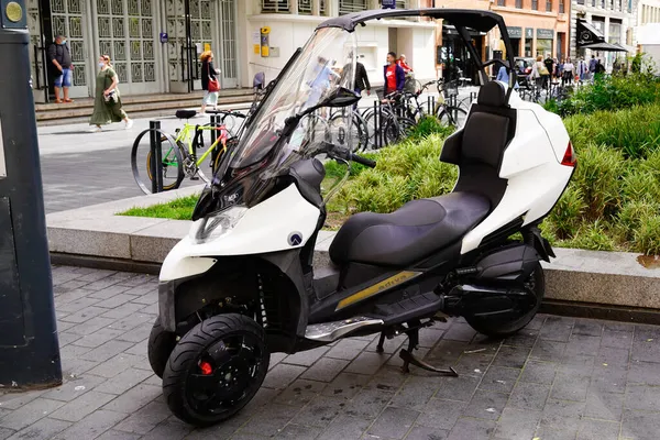 ボルドー アキテーヌフランス 2021年 アディバ ジャパン株式会社ストリートでのハードトップスクーターバイクの概念の起源 — ストック写真