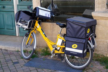Bordeaux, Aquitaine France - 11 11 11 2021: la poste gitane bisiklet logosu ve Fransa Postanesi 'nin Fransa Caddesi' ndeki postanesi
