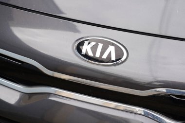 Bordeaux, Aquitaine France - 11 11 11 2021: Kia ceed araba amblemi ve markalı metin mağazası Güney Koreli otomobil üreticisi