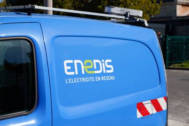 Montpellier, okült Fransa - 120 2021: ENEDIS DSC DSC logosu ve Fransız elektrik dağıtım şirketinin mavi panelvan kamyonundaki yazı