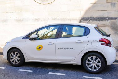 Bordeaux, Aquitaine France - 11 11 11 2021: La Poste metin logosu ve Fransa 'daki Peugeot 208 Fransız Postanesi üzerindeki marka işareti
