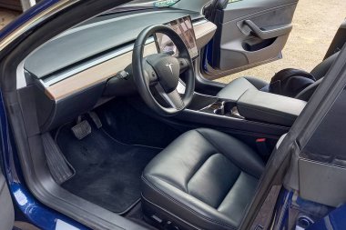 Bordeaux, Aquitaine France - 11 21 2021: Tesla Model 3 elektrikli araba iç direksiyon tekerlekleri ve geniş dokunmatik tablet paneli