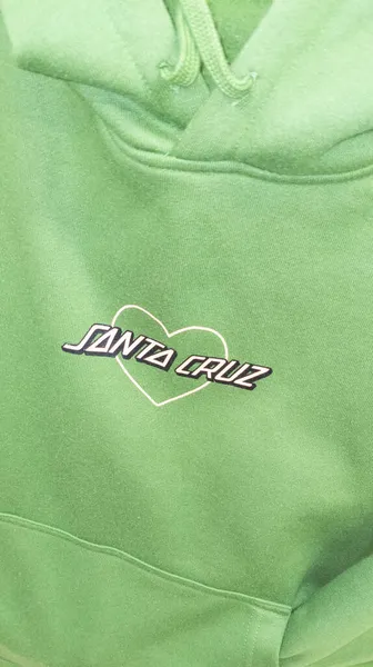 ボルドー アキテーヌフランス 2021 サンタクルーズスケートボードのサインテキストとロゴショップブランド緑の汗のシャツにハートデザイン — ストック写真
