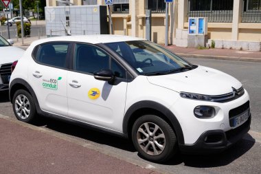 Bordeaux, Aquitaine France - 11 05 2021: la poste citroen c3 otomobil markalı metin ve imzalı Fransız postanesi logosu