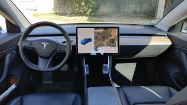 Bordeaux, Aquitaine France - 11 05 2021: Tesla Model 3 elektrikli araba içi geniş dokunmatik ekranlı bilgisayar tableti paneli