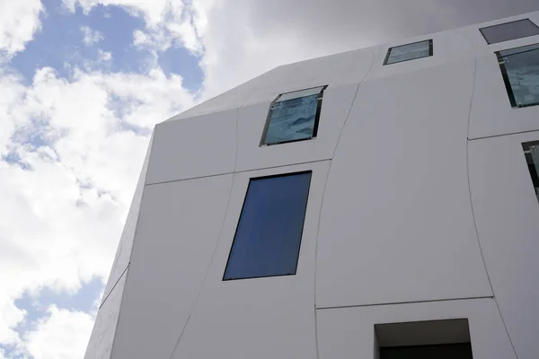 Fachada Moderna Edifício Moderno Branco Dia Ensolarado Com Céu Nuvem — Fotografia de Stock