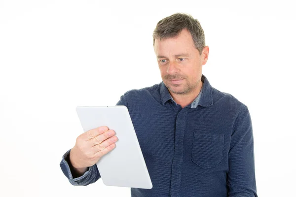 Happy Middelbare Leeftijd Man Met Behulp Van Digitale Tablet Computer — Stockfoto