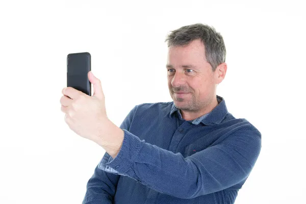 Homem Bonito Olhando Para Seu Smartphone Celular Fazendo Selfie Isolado — Fotografia de Stock