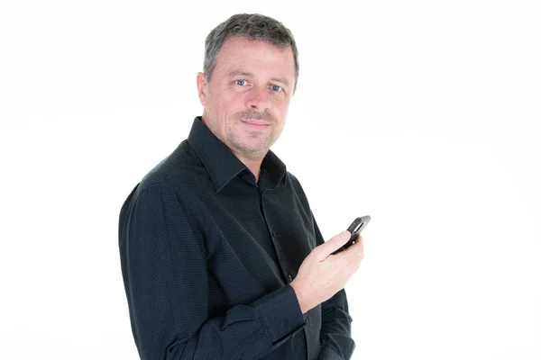 Knappe Glimlachende Man Met Behulp Van Smartphone Mobiele Telefoon Geïsoleerd — Stockfoto