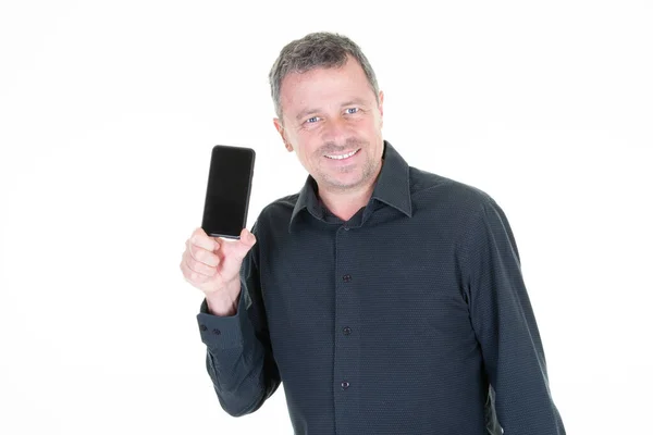 Alegre Hombre Guapo Presentando Negro Pantalla Vacía Smartphone Maqueta —  Fotos de Stock