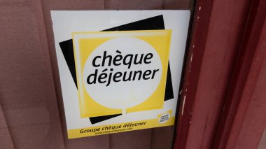 Bordeaux, Aquitaine, Fransa - 12 01 2021: Çek dejeuner logosu sarı ve ön taraftaki restoranın ön kapısında metin işareti