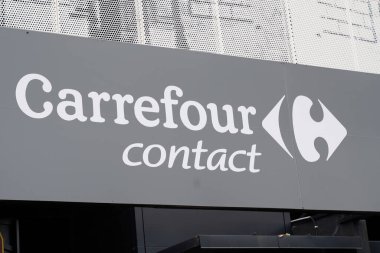 Bordeaux, Aquitaine, Fransa - 12 01 2021: Carrefour irtibat metni logosu ve şehir merkezindeki mağaza girişine imza kampanyası