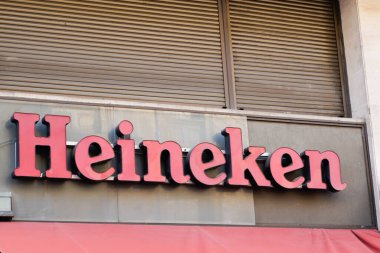 Bordeaux, Aquitaine, Fransa - 12 01 2021: Heineken logo metni ve bar önü duvarında soluk bira işareti