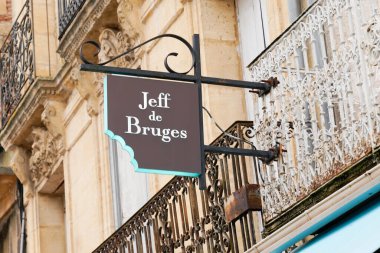 Bordeaux, Aquitaine France - 01 11 2021: Jeff de bruges marka logo ve metin imzası cephe çikolata dükkanı fırını