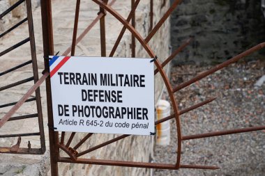 Arazi askeri savunması de photographier Fransız metni demek askeri mekanlara giriş yasaktır.