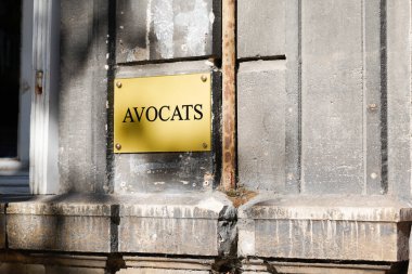 Avukat, duvardaki bakır kaplama ön cephede Avocat metin işareti Fransızca anlamına geliyor. Fransa 'da avukat girişi.