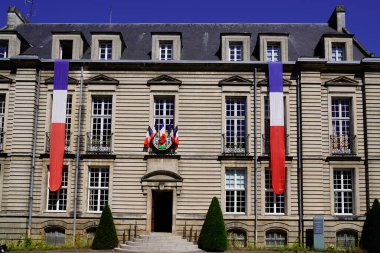 Fransa 'nın Nantes kentindeki belediye binasında Mairie metin binasında Fransız üç renkli bayrağı ve bayrağı