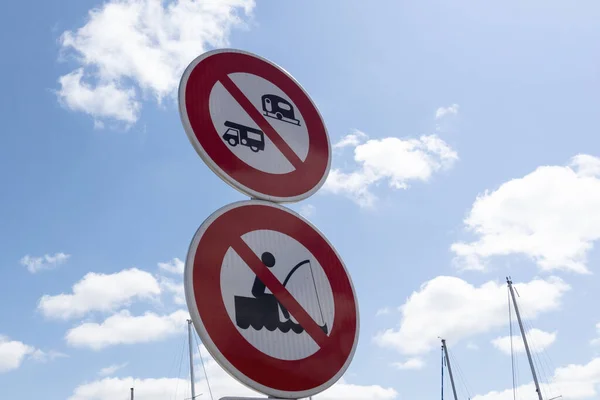 Απαγορεύεται Στάθμευση Τροχόσπιτων Van Tourer Και Ψαριών Αλιείας Σήμανση Κόκκινο — Φωτογραφία Αρχείου