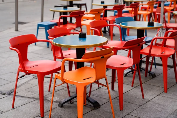 Charming Red Orange Chairs Cafe Outdoor Restaurant Cafe Steel Tables — Stock Photo, Image