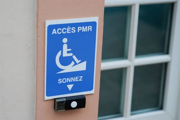 Przystosowany Dla Osób Niepełnosprawnych Słupek Strzałką Logo Wózka Inwalidzkiego Pmr — Zdjęcie stockowe