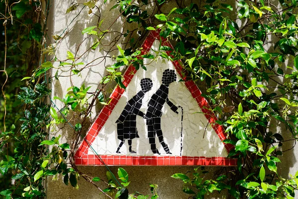 Sinal Atenção Passagem Pessoa Idosa Árvore Perto Estrada Rua — Fotografia de Stock
