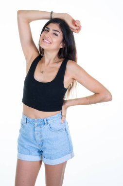 Güzel, genç bir kadın. Güzel, esmer bir kız. Ellerini beyaz arka planda saçlarına koy.