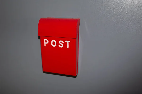 Βρετανικό Κόκκινο Ταχυδρομικό Κουτί Γκρι Φόντο Τοίχου — Φωτογραφία Αρχείου