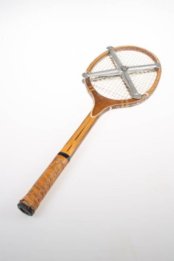 Ahşap eski tenis raketinde raket kılıfı çeliği