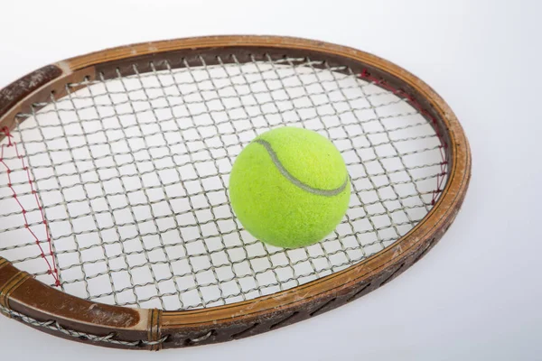 古い木のテニスボールとラケットレトロヴィンテージ — ストック写真