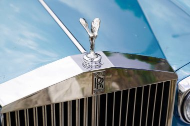 Bordeaux, Aquitaine France - 12 05 2021: Rolls Royce Silver Shage II Büyük Britanya araba logosu ve ekstazi amblemiyle ön radyatör ızgarasını imzala