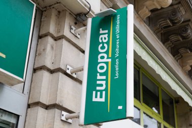 Bordeaux, Aquitaine France - 12 05 2021: Europcar logosu ve metin imzası ön cephe mağazası Mobilite Grubu araba kiralama şirketi