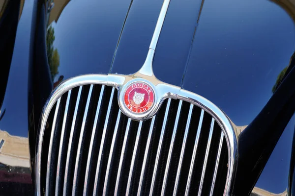 ボルドー アキテーヌフランス 2021年 ジャガー車のロゴブランドと古典的なレトロヴィンテージのテキストサインフロントフードの詳細 — ストック写真