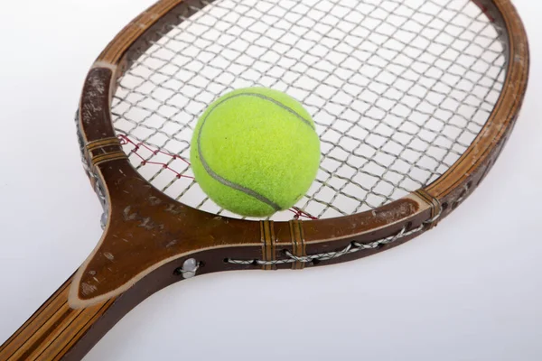 古いヴィンテージ木製テニスラケットと黄色のボールの閉鎖 — ストック写真