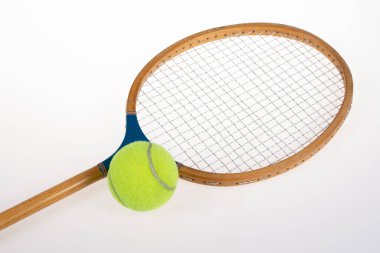 Gri arka planda sarı topu olan klasik tenis raketi.