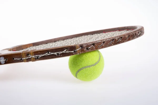 Régi Évjárat Tenisz Ütő Retro Elszigetelt Háttér Sárga Sport Labda — Stock Fotó